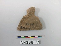 藏品(小型有肩打製石斧)的圖片